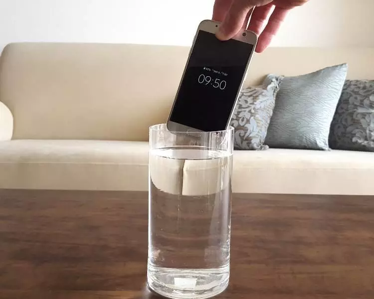 Samsung Galaxy S7 עמיד בפני מים