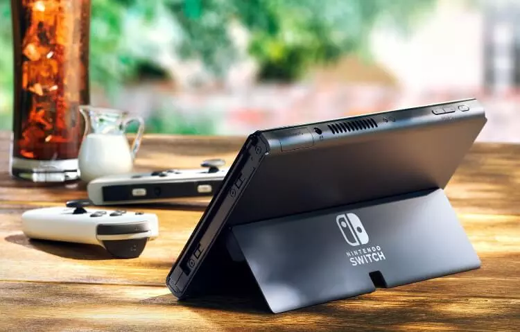 קונסולת Nintendo Switch OLED עם המעמד החדש
