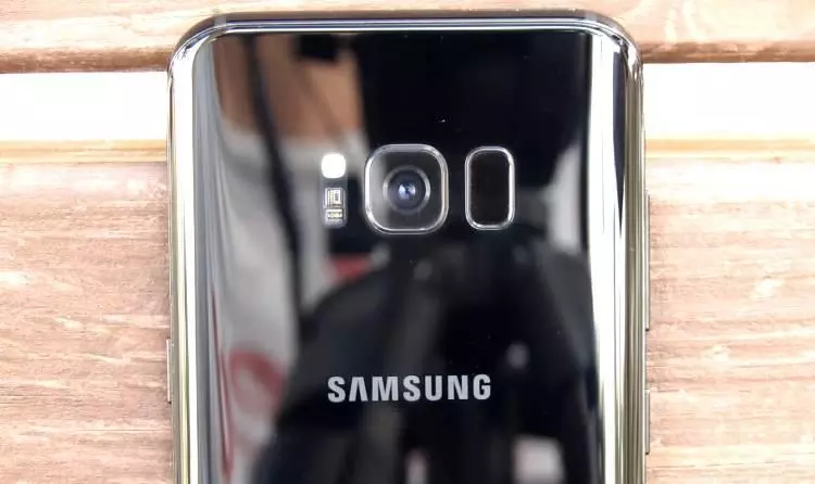 המצלמה האחורית של ה- Samsung Galaxy S8 PLUS