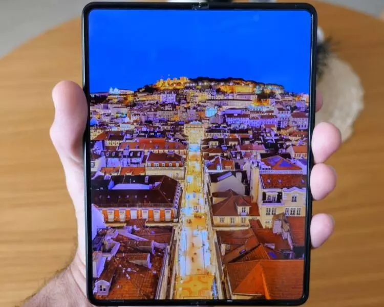 המסך מציג תמונה חדה עם צבעים עשירים Galaxy Z Fold 3