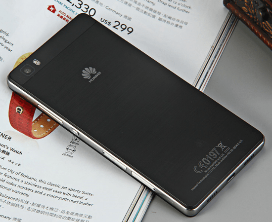 P8 Lite במבט מאחור/