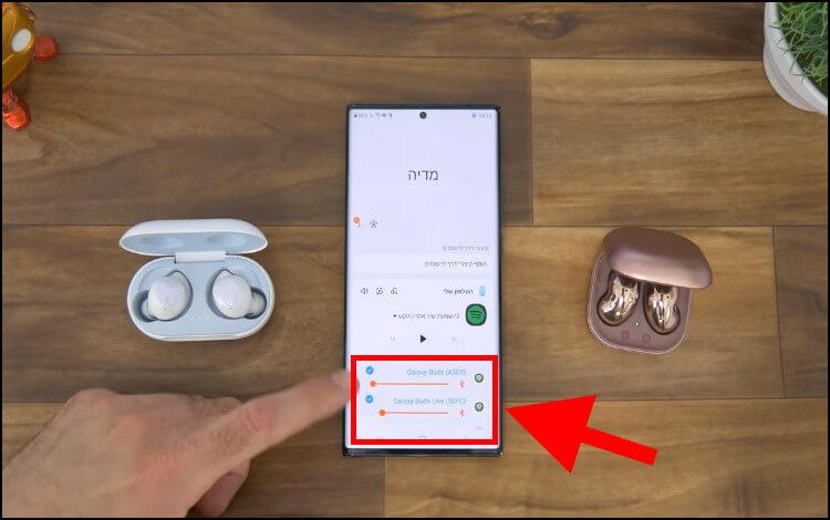 חיבור שתי זוגות של אוזניות גלקסי באדס למכשיר Galaxy