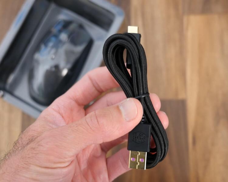 תכולת האריזה של עכבר הגיימינג Cooler Master MM831