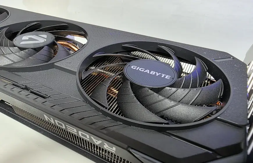 מבט מקרוב לכרטיס המסך Radeon RX 9060 XT
