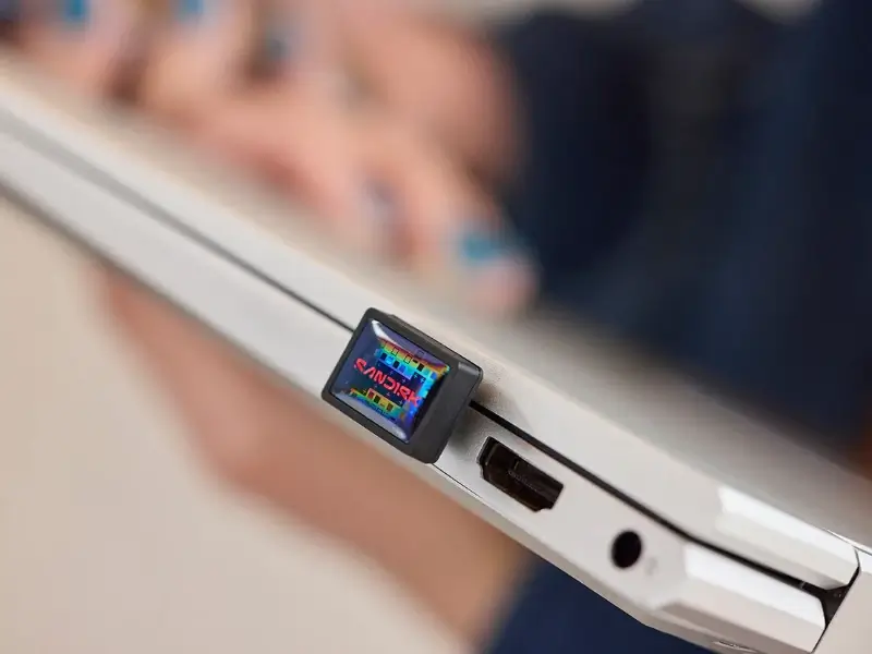 ה- Sandisk Extreme Fit מחובר למחשב נייד