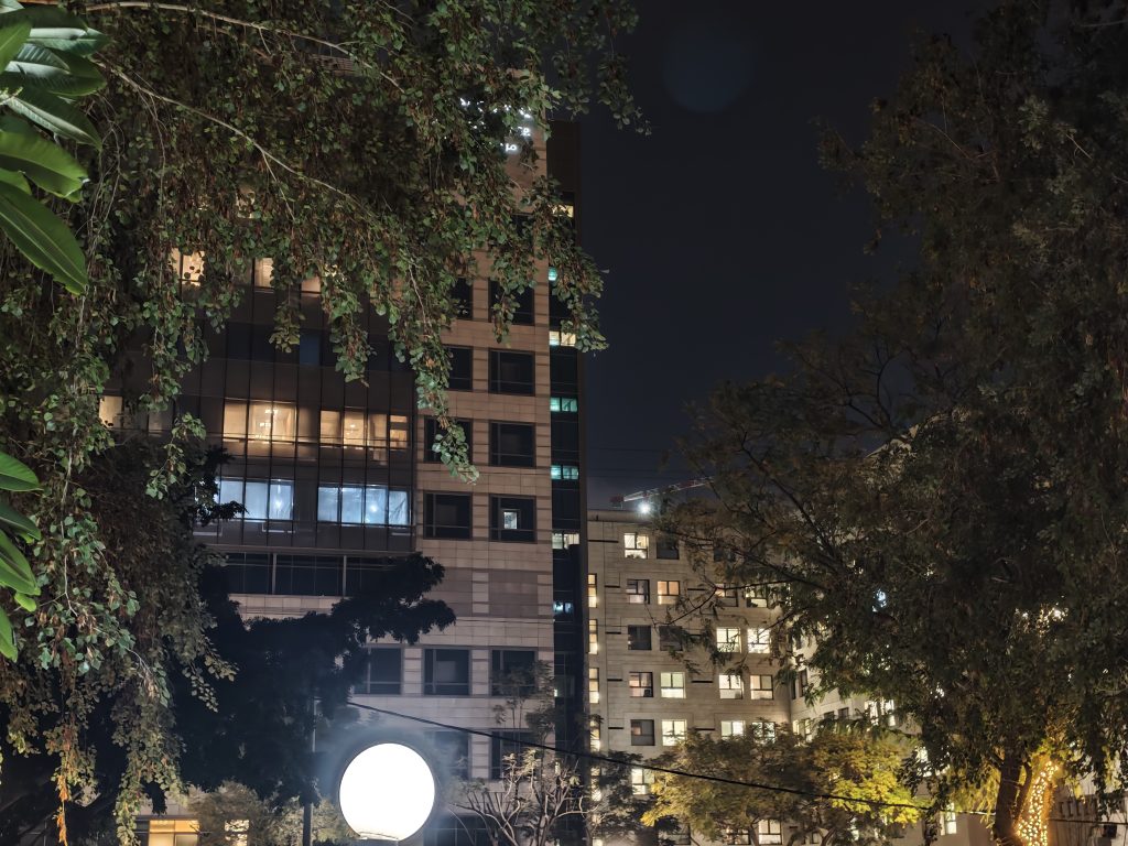 צילום עם ה- POCO F8 Ultra בתנאי תאורה ירודים