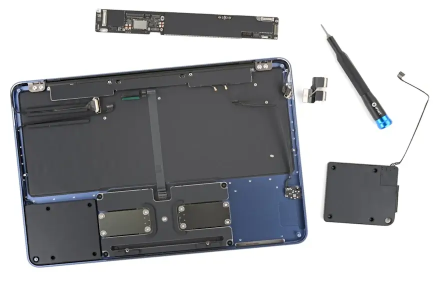 ה- MacBook Neo מפורק