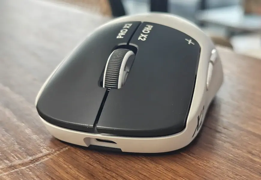 החזית של ה- G Pro X2 Superstrike