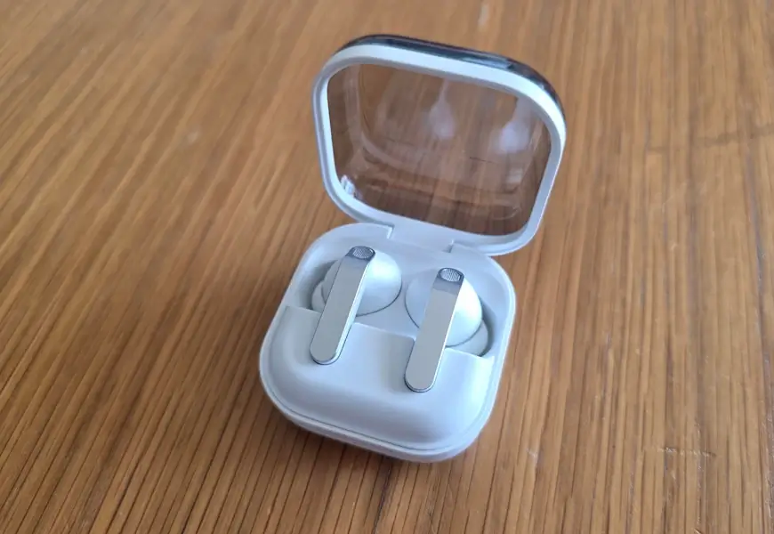 ה- Galaxy Buds4 Pro בתוך מארז הטעינה