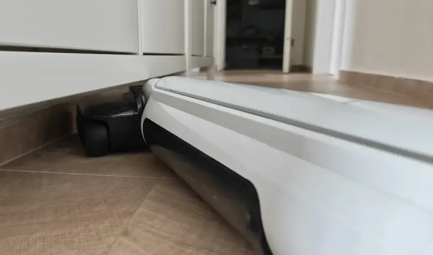 מצליח להיכנס ולנקות בין הרצפה לארון במטבח