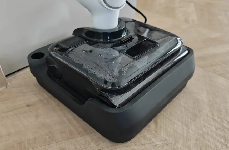 ה- W30 Pro מבצע ניקוי עצמי בתחנת הטעינה שלו