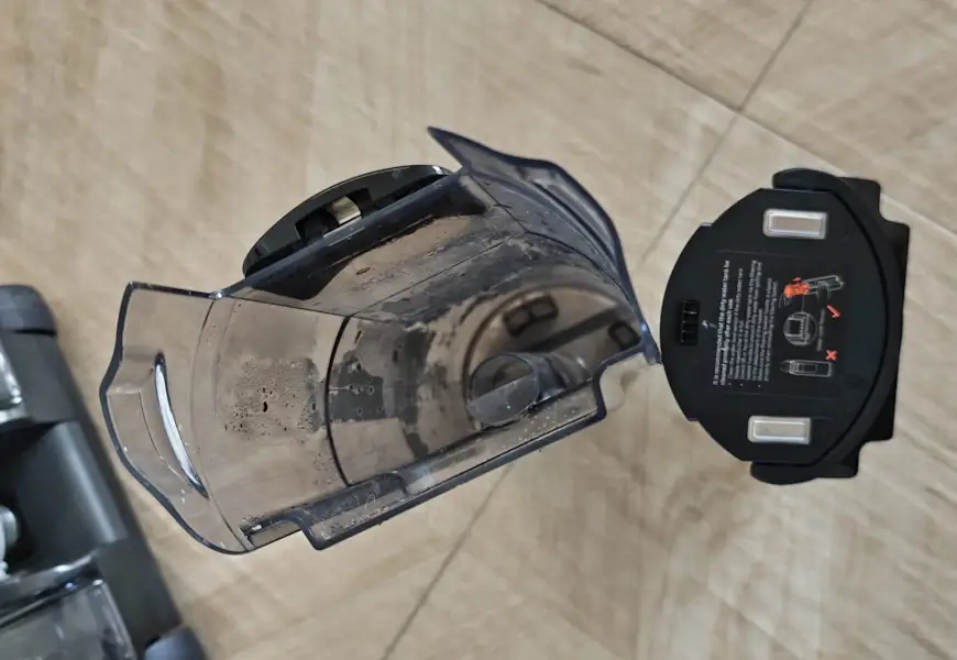 מיכל המים המלוכלכים מרוקן