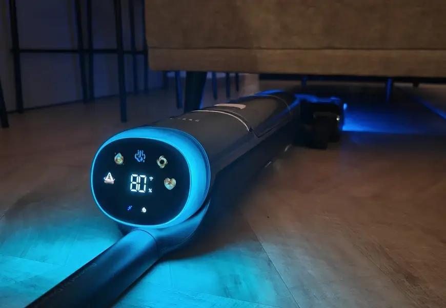 ה- H16 Pro Steam מנקה ביעילות מתחת לספה