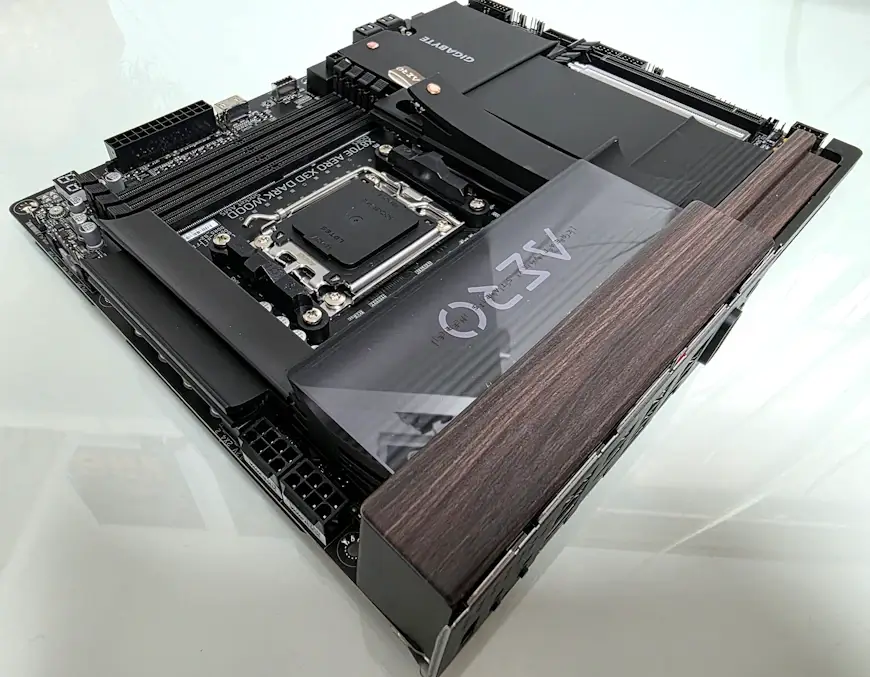 עיצוב המשלב עץ ללוח האם X870E AERO X3D DARK WOOD