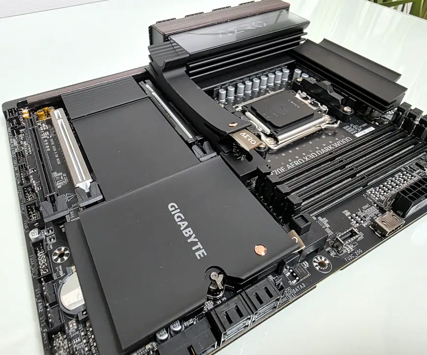 ה- X870E AERO X3D DARK WOOD מגיע עם גופי קירור מתקדמים