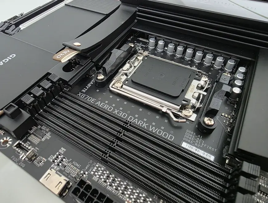ה- X870E AERO X3D DARK WOOD של GIGABYTE הוא לוח אם עמיד במיוחד