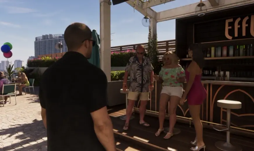 ג'ייסון מהמשחק GTA 6 מתקרב לקבוצת אנשים שעומדים ליד הבר