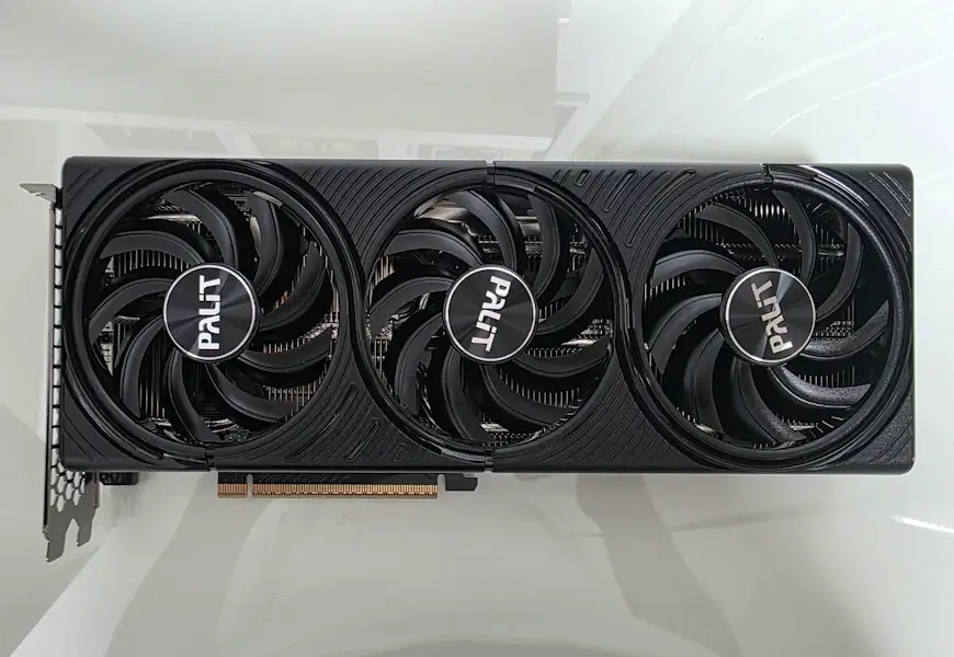 החזית של ה- Palit GeForce RTX 5060 Ti Infinity 3 16GB