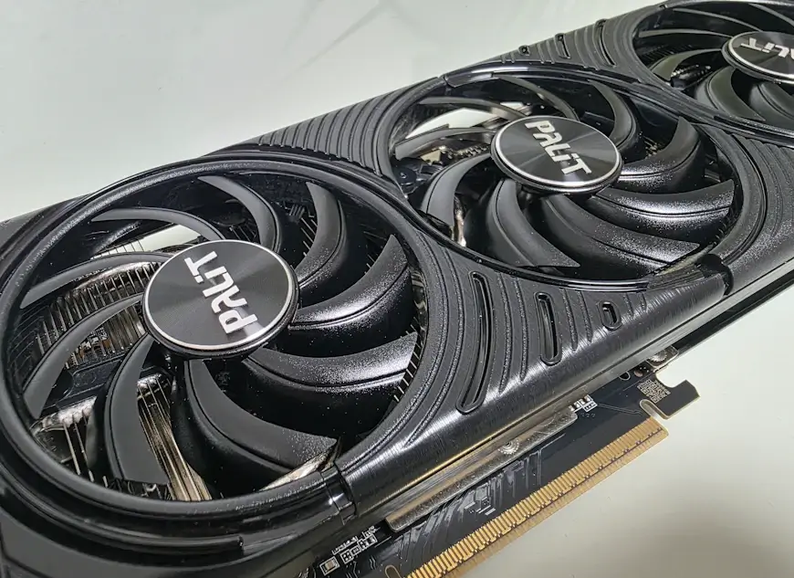 ה- Palit GeForce RTX 5060 Ti Infinity 3 16GB מגיע עם 3 מאווררים