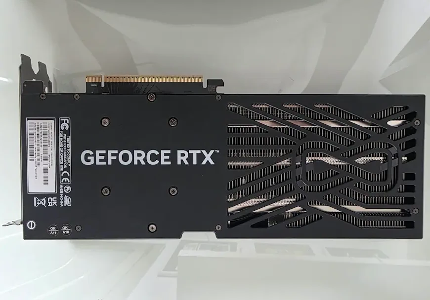 החלק האחורי של ה- Palit GeForce RTX 5060 Ti Infinity 3 16GB